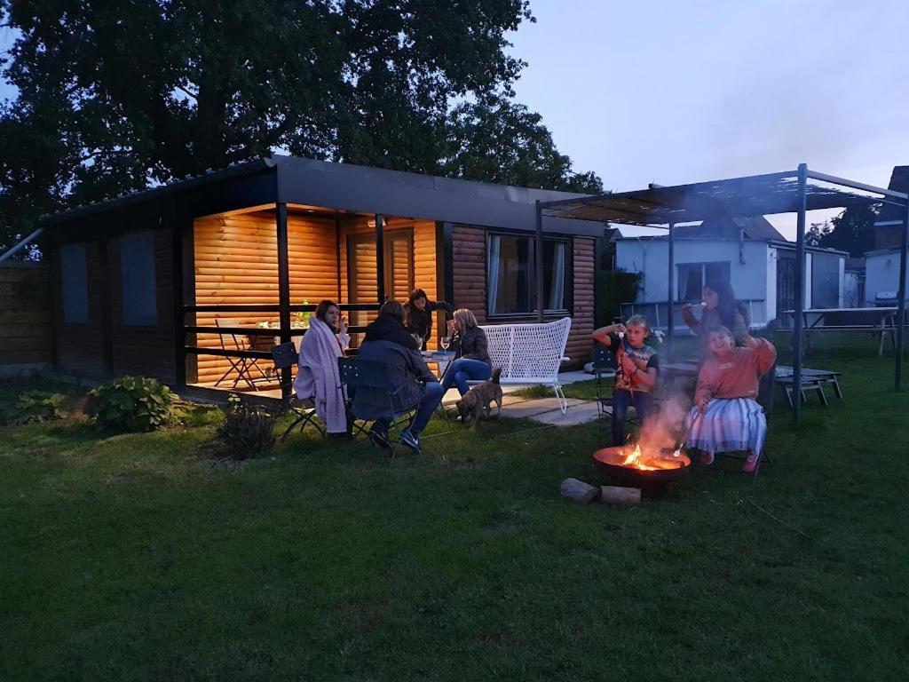Houten Huisje Tussen Paarden Nieuwerkerken Exterior foto